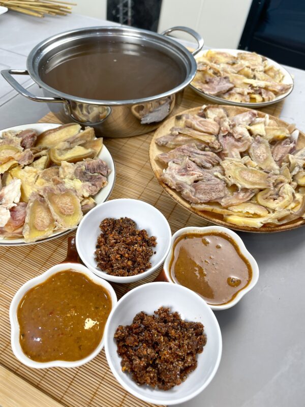 Mâm đồ nhậu sau giờ làm ship tận nơi đầy đủ món Tây Bắc đặc trưng.